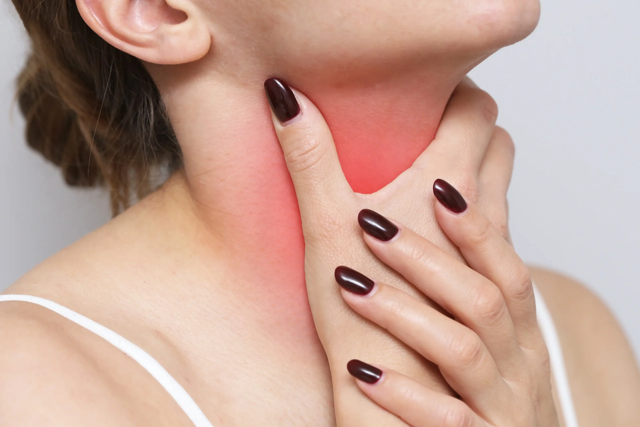 Nő a fájó, gyulladt torkát érinti torokfájással.